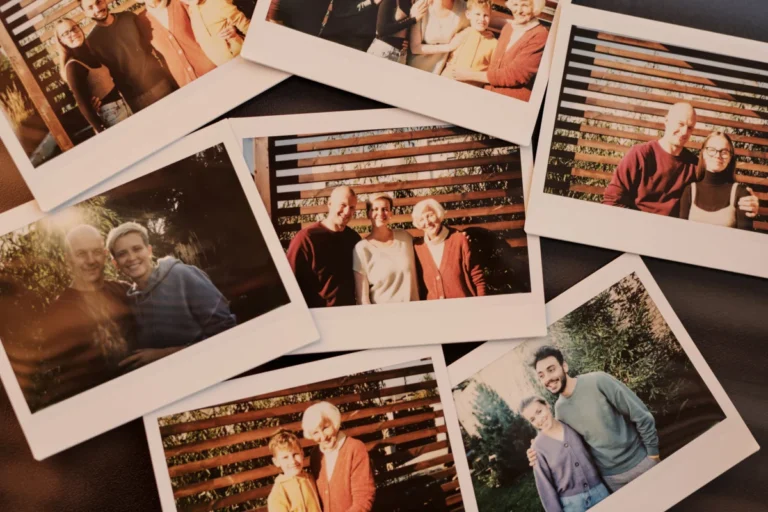 Comment Préparer Vos Photos Pour Les Réseaux Sociaux Sans Passer Par Photoshop A heartfelt collection of family photos showcasing joyful moments and connections.