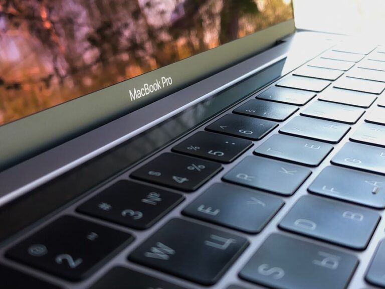 MacBook Pro M6 : l’OLED pourrait rester aux versions Pro et Max jusqu’en 2027 A detailed close-up of a MacBook Pro keyboard, highlighting keys and reflection.