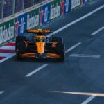 F1: The Movie : Brad Pitt visé pour une suite, Apple freine encore A Formula 1 racing car speeding along the Baku City Circuit during a race event.