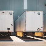 320 000 dollars d'iPad volés en Pennsylvanie : Localiser n'est pas Batman A row of freight trailers parked at a commercial loading dock, emphasizing transportation and logistics.