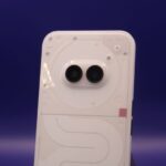iPhone Air 2026 : deux caméras en vue, une sortie au printemps 2027 A sleek smartphone with dual cameras against a vibrant blue background.