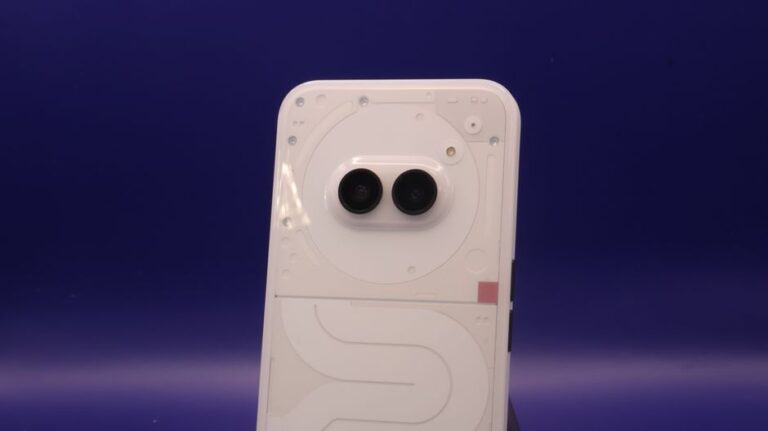 iPhone Air 2026 : deux caméras en vue, une sortie au printemps 2027 A sleek smartphone with dual cameras against a vibrant blue background.