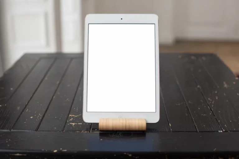 Black Friday 2025: l’iPad 11 à 274 dollars, l’Air M3 et le Pro M5 en baisse A sleek tablet with a blank screen displayed on a rustic wooden table, perfect for mockups.