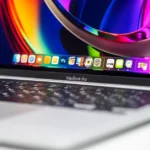 MacBook Pro M4 Max à 2 799 dollars le 24 novembre 2025 : Black Friday frappe fort A vibrant close-up of a MacBook Pro showcasing its colorful screen and keyboard.