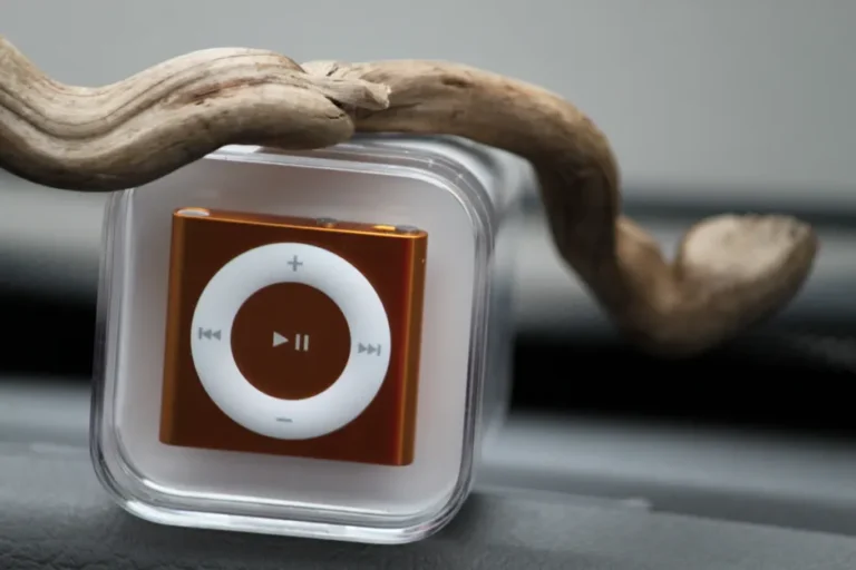 iPod : 1 000 chansons le 10 novembre 2001, puis l’iPhone lui coupe le son Close-up of a compact music player encased in clear plastic with wooden element.