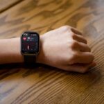 Apple Watch Series 11 à 339 dollars au Black Friday 2025: le prix baisse, pas les limites santé Close-up of a smartwatch displaying a heart rate of 90 bpm on a person's wrist.