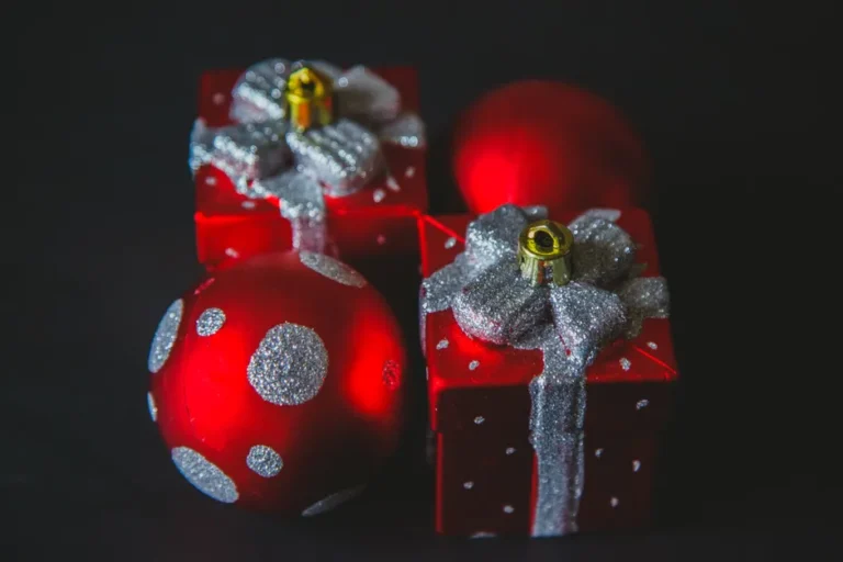 Retours Apple pour Noël 2025 : le 8 janvier, sauf exceptions Close-up of red and silver Christmas ornaments and gift boxes, perfect for holiday decorations.