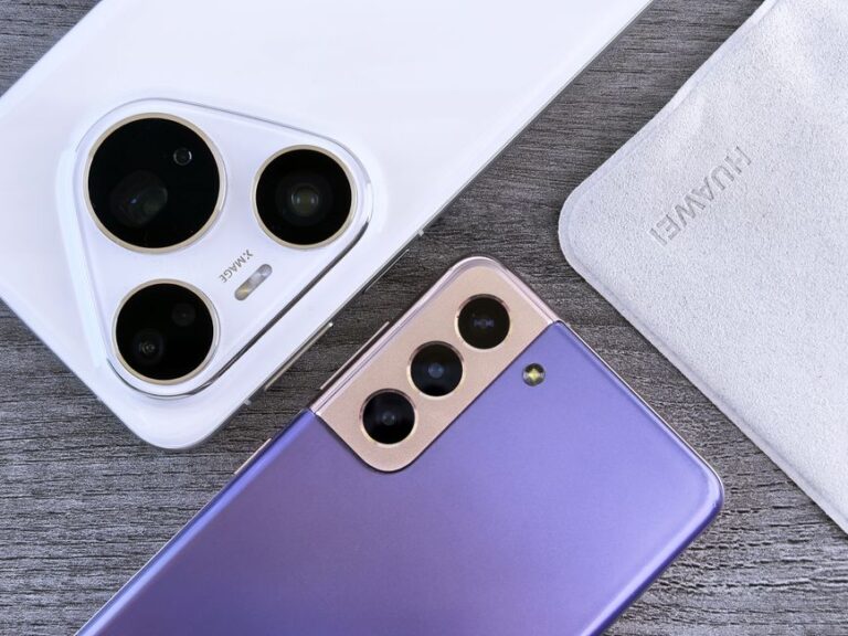 Pixel Pro 10 contre iPhone 17 Pro : Google rejoue Wicked en 60 secondes Close-up of two smartphones with camera focus on a textured wooden surface.