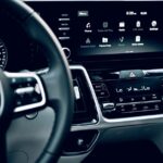 Tesla et Apple CarPlay en 2025: une fenêtre, pas un lancement Close-up view of a luxury car's dashboard featuring a modern touchscreen display and advanced features.