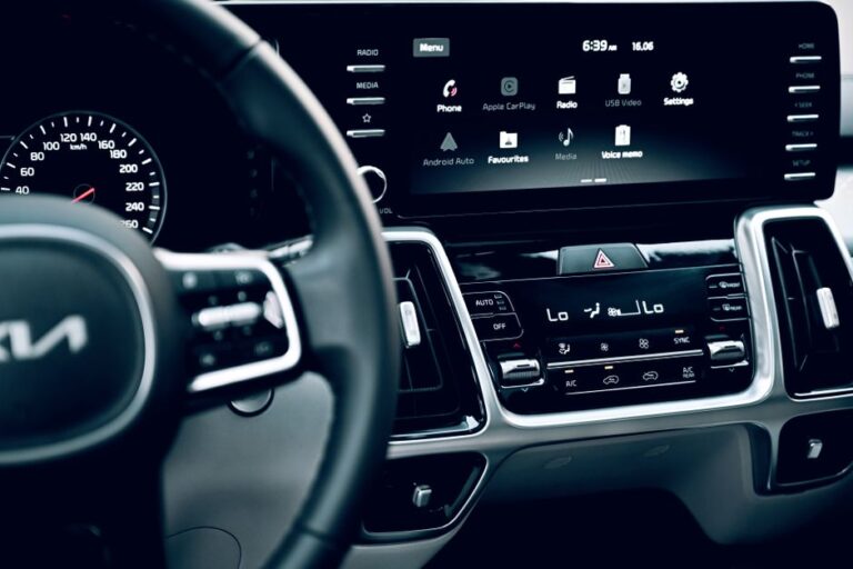 Tesla et Apple CarPlay en 2025: une fenêtre, pas un lancement Close-up view of a luxury car's dashboard featuring a modern touchscreen display and advanced features.