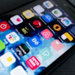 iOS 27 en 2026 : le grand ménage façon Snow Leopard Detailed view of smartphone displaying multiple app icons on screen, highlighting technology use.