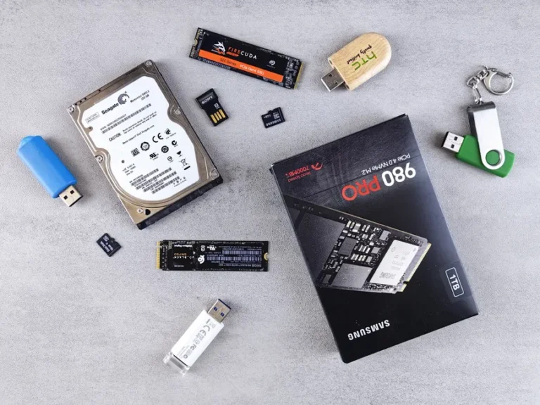 NAS pour Mac : le bon RAID ne fait pas un vrai backup Flat lay of various computer data storage devices on a gray surface.