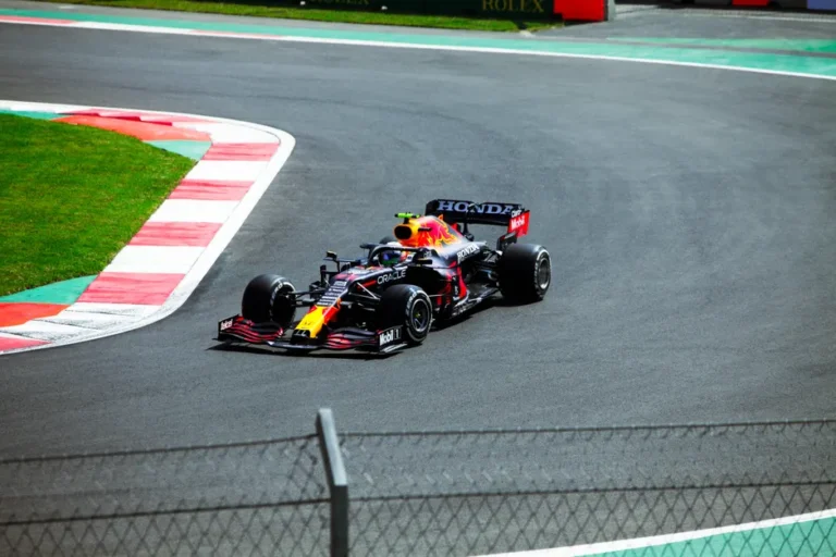 Apple F1 : cinq ans de droits aux États-Unis, et après? High-speed Formula One car racing at a circuit in Mexico City.
