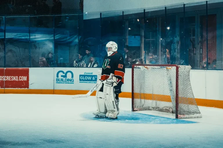Pub iPad Pro du 22 novembre 2025 : des croquis deviennent des masques NHL, benchmark au vestiaire Ice hockey goalie standing by the goal during gameplay. Indoor ice rink in Buenos Aires.