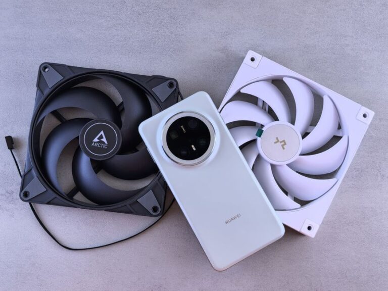 iPhone 17 Pro : la chambre à vapeur entre en scène, et la pub déraille Image of a smartphone alongside two cooling fans on a textured gray surface.