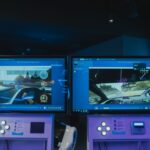 Photos spatiales sur Apple Vision Pro : scène ou format? Immersive virtual reality gaming experience with dual screens and VR headsets, featuring driving simulations.