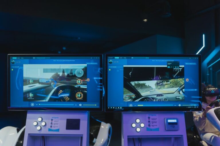 Photos spatiales sur Apple Vision Pro : scène ou format? Immersive virtual reality gaming experience with dual screens and VR headsets, featuring driving simulations.