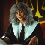 Apple face à 1,2 milliard de livres : sa demande d’appel recalée Judge reviewing documents in a courtroom with balance scales symbol in Baghdad, Iraq.