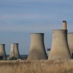 EcoFlow Delta 3 Ultra Plus : 3 072 Wh et 3 600 W, mais gare aux escaliers Landscape view of cooling towers at Didcot Power Station in England, showcasing industrial architecture.