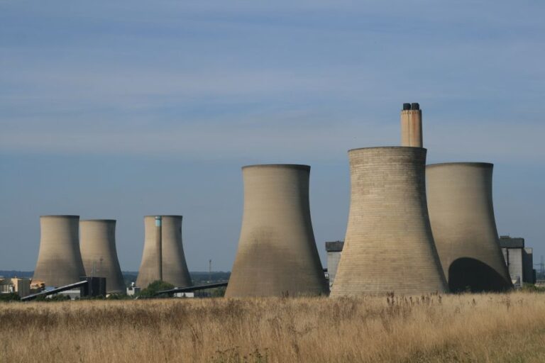 EcoFlow Delta 3 Ultra Plus : 3 072 Wh et 3 600 W, mais gare aux escaliers Landscape view of cooling towers at Didcot Power Station in England, showcasing industrial architecture.