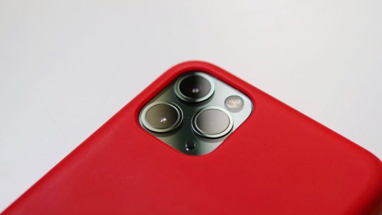 Brevets photo de l’iPhone : Apple gagne le dernier round le 17 novembre 2025 Macro shot of a smartphone camera with a red case, highlighting lens detail.