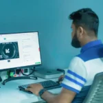 OWC Thunderbolt Go à 199,99 dollars le 7 novembre 2025 : le dock Mac sans bloc secteur Man using a desktop computer with modern tech setup in a professional office environment.