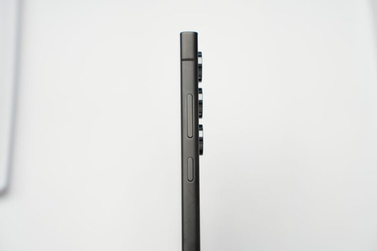 iPhone Air 2 ne sortirait pas en 2026 : Apple viserait 2027 Minimalist side profile shot of a modern slim smartphone highlighting its camera lenses.