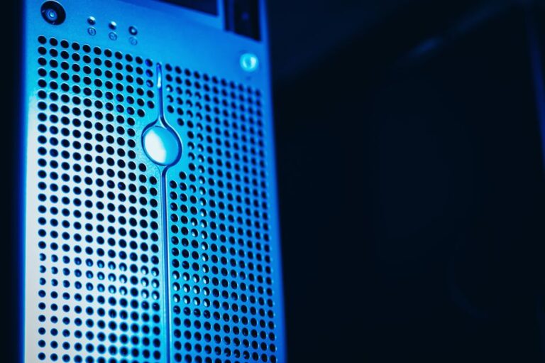 Plex Pass à 149,99 $ pour le Black Friday 2025 : le renouvellement fait son numéro Modern server rack with blue lighting in a secure data center environment.