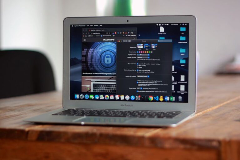 MacBook Air M4 à 749,99 dollars le 18 novembre 2025 : le Black Friday fait Air Open MacBook Air with apps and web browser on screen, placed on a wooden table indoors.