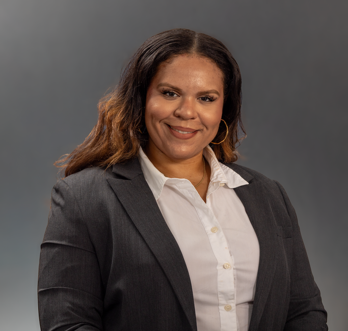 Jeff Williams quitte Apple le 14 novembre 2025 : le jardin clos change de jardinier Portrait of a smiling professional woman in a grey suit. Ideal for business and corporate themes.