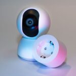 Matter 1.5 ajoute les caméras en novembre 2025, Apple Home attend Smart home security camera and plug socket on a neutral background.
