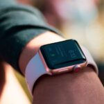 Apple Watch : redesign en 2028, les capteurs n'attendent pas Smartwatch with digital screen displaying 6:13, worn on wrist outdoors.