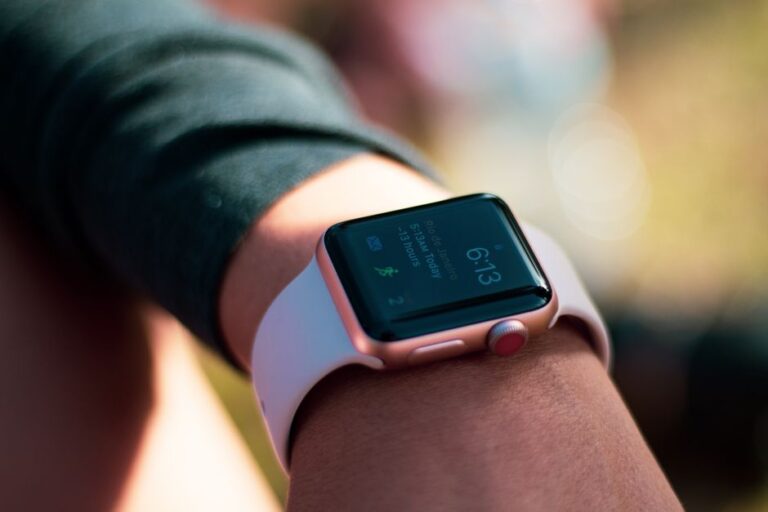 Apple Watch : redesign en 2028, les capteurs n’attendent pas Smartwatch with digital screen displaying 6:13, worn on wrist outdoors.