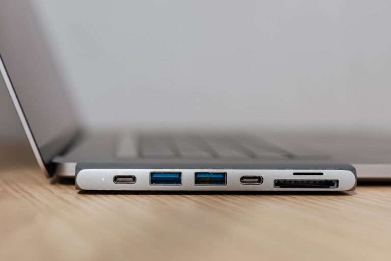 Satechi OntheGo 7-en-1 : 100 W, 4K et MagSafe sans magie Space grey type c USB hub with multiple different ports connected to laptop