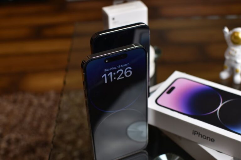 iPhone 18 Pro en 2026 : le Dynamic Island rétrécit sans disparaître Stylish setup of iPhone 14 Pro showcasing dynamic island feature with accessories.
