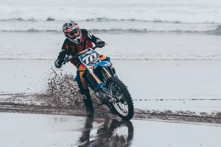 Nomad sur Apple TV : Momoa et Sutter préparent un drame biker Thrilling motorcycle racing action on Mangarākau Beach, New Zealand showcasing speed and skill.