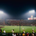 Friday Night Baseball reste sur Apple TV jusqu'en 2028 : le grand chelem attendra Thrilling night baseball game at Hanshin Koshien Stadium in Japan with vibrant crowd.