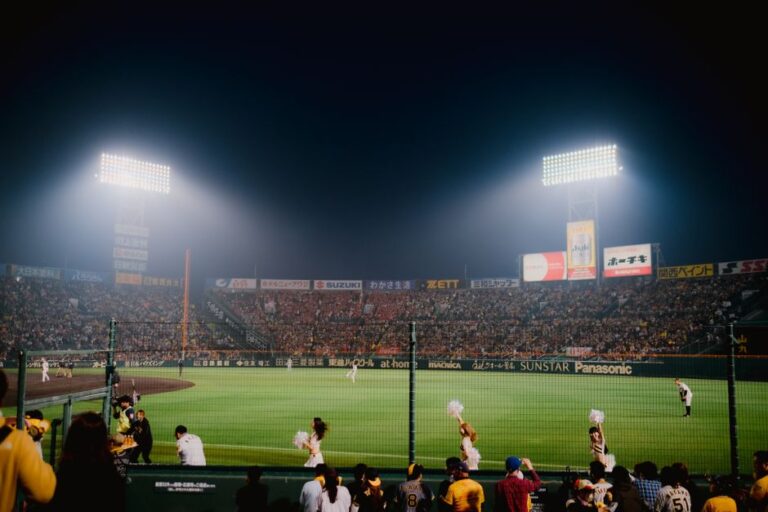 Friday Night Baseball reste sur Apple TV jusqu’en 2028 : le grand chelem attendra Thrilling night baseball game at Hanshin Koshien Stadium in Japan with vibrant crowd.