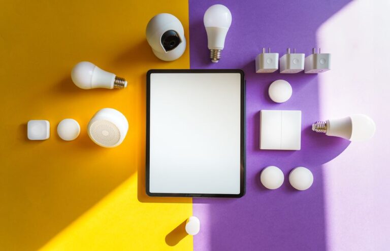 IKEA annonce 21 appareils Matter pour Apple Home dès novembre 2025, le jardin s’ouvre enfin Top view of smart home devices and tablet on split yellow and purple background.