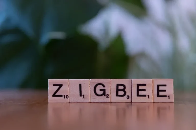Zigbee 4.0 et Suzi prennent le large le 18 novembre 2025 Wooden letter tiles spelling 'ZIGBEE' representing Zigbee wireless technology.