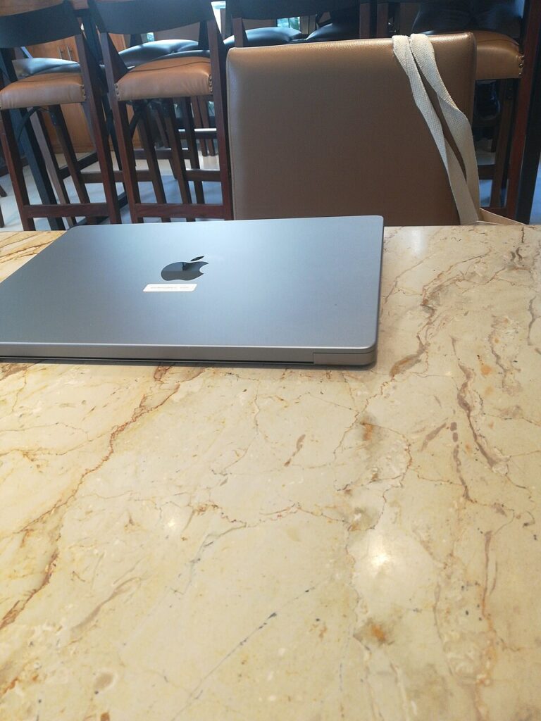 Jouer sur Mac en 2026 : ce qui marche vraiment, du rétro aux gros titres Apple_MacBook_Pro