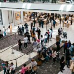 Apple Noida ouvre son 5e Store indien le 11 décembre 2025 A bustling shopping center with a large crowd queuing inside an Apple Store.