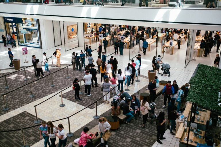 Apple Noida ouvre son 5e Store indien le 11 décembre 2025 A bustling shopping center with a large crowd queuing inside an Apple Store.