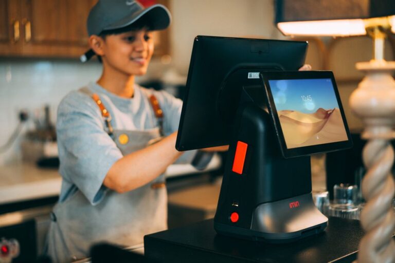 Malware macOS : AMOS passe par Google et Terminal A cashier using a modern point of sale terminal in a store.