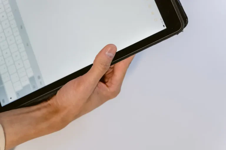 iPad mini 7 à 399 $ le 1er janvier 2026 : le mini fait le maxi A close-up image of a hand holding a black tablet showing an open keyboard on the screen.