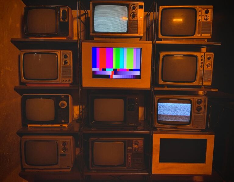 YouTube TV 2026 : Sports à 44,99 $, le prix après promo A collection of vintage televisions featuring static and color test patterns on the screens.