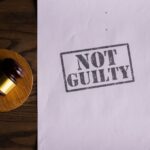 Epic contre Apple : le taux App Store reste à fixer le 11 décembre 2025 A courtroom document labeled 'Not Guilty' beside a gavel symbolizes justice.