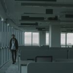 Campus Apple en Caroline du Nord : 2027, le reboot d'un projet annoncé à 1 milliard A dimly lit empty office space with one person walking, providing an atmosphere of isolation.