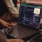 Disney+ et Hulu à 4,99 $ pendant un an au Black Friday 2025 : le piège est après A person setting up a live stream on a laptop, emphasizing technology and connectivity.