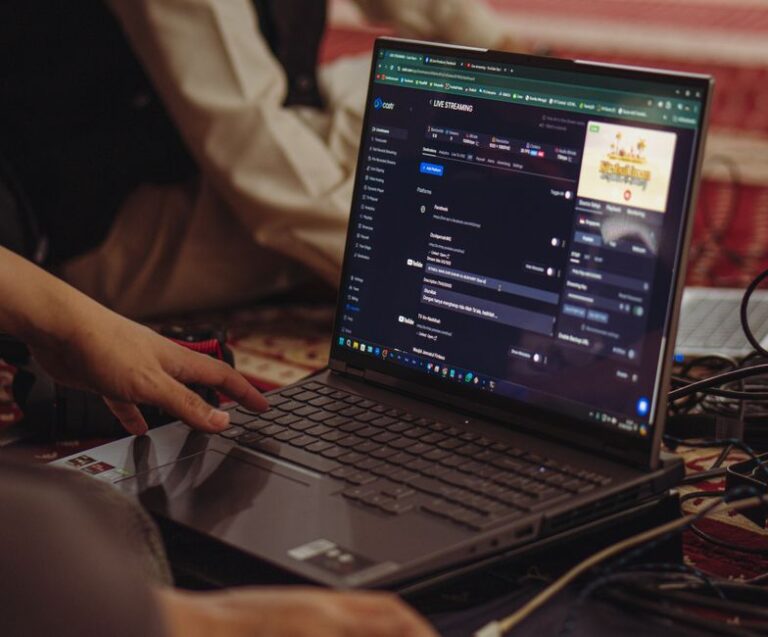 Disney+ et Hulu à 4,99 $ pendant un an au Black Friday 2025 : le piège est après A person setting up a live stream on a laptop, emphasizing technology and connectivity.